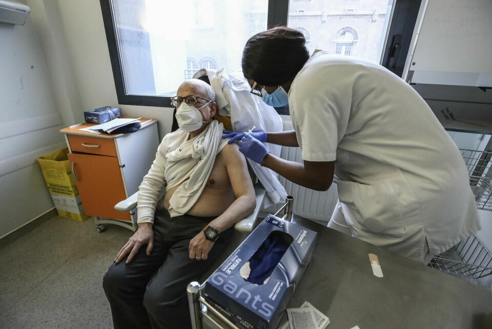 Vaccinering pågår mot covid-19 på ett sjukhus i Nanterre utanför Paris. Arkivfoto. Foto: Michel Euler/AP/TT