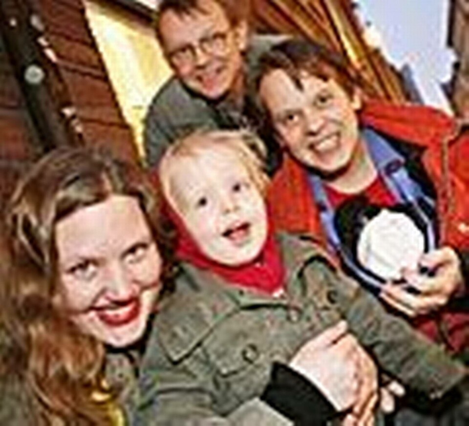 Professor Hans Rosling med sonen Ola, sonhustrun Anna och barnbarnen Max 2 år och Ted 2 månader. Professor Hans Rosling med sonen Ola, sonhustrun Anna och barnbarnen Max 2 år och Ted 2 månader.