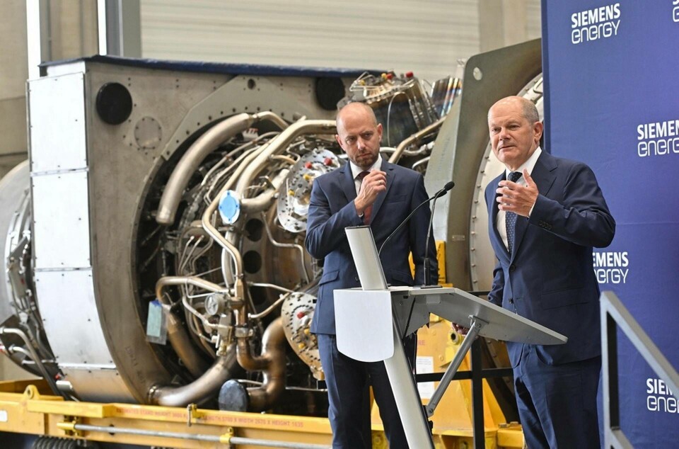 Olaf Scholz, till höger, bredvid Christian Bruch, vd på Siemens Energy. Foto: Bernd Thissen/DPA/AP/TT Olaf Scholz, till höger, bredvid Christian Bruch, vd på Siemens Energy. Foto: Bernd Thissen/DPA/AP/TT
