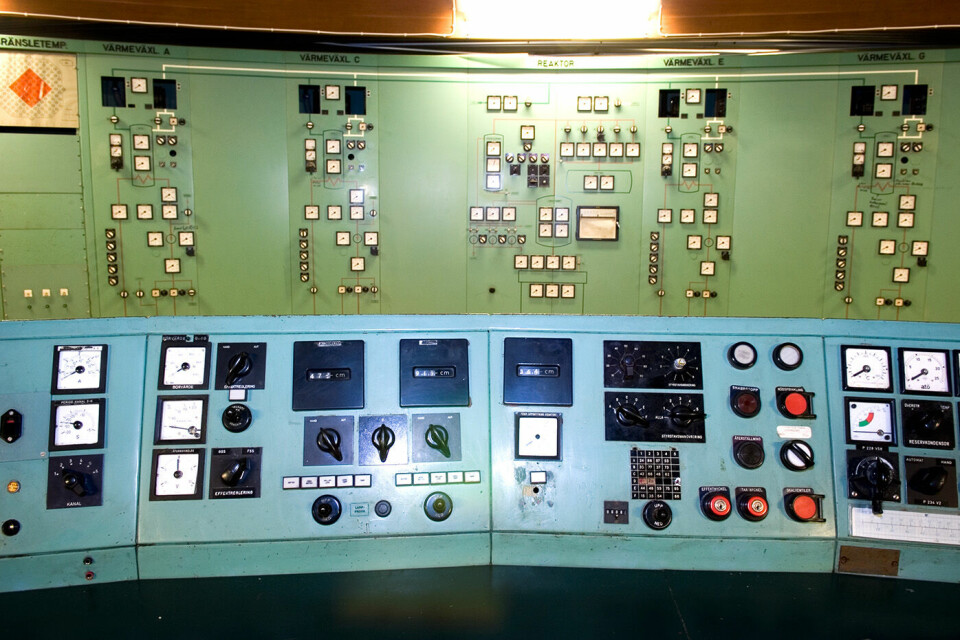 Plan 6, kontrollrum 619 på Ågesteverket. Närbild på kontrollbord med panelen för reaktorn i bakgrunden. Fotot är taget 2005. Foto: Nisse Cronestrand/Tekniska Museet