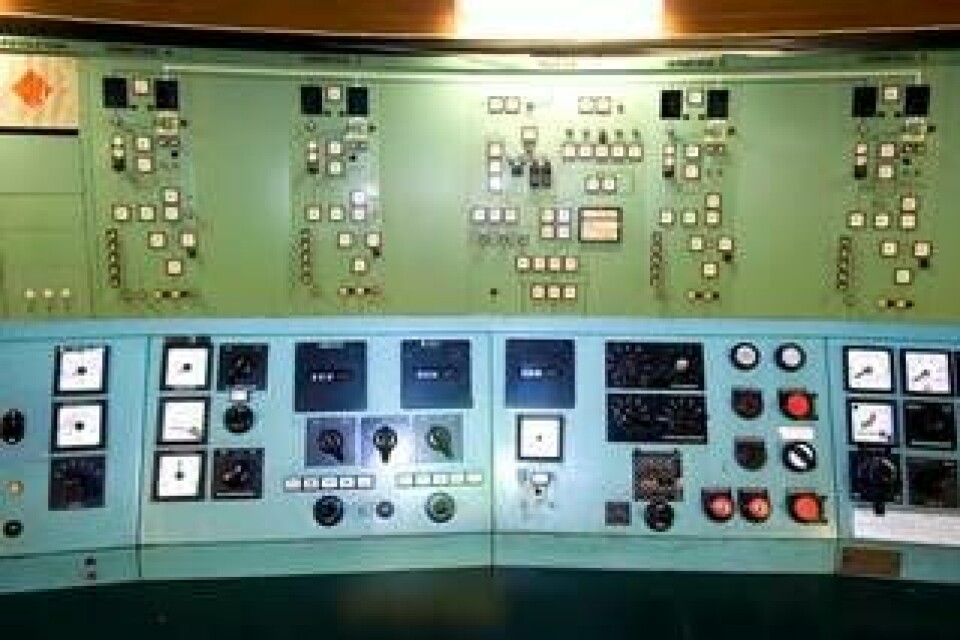 Plan 6, kontrollrum 619 på Ågestaverket. Närbild på kontrollbord med panelen för reaktorn i bakgrunden. Fotot är taget 2005. Foto: Nisse Cronestrand/Tekniska Museet