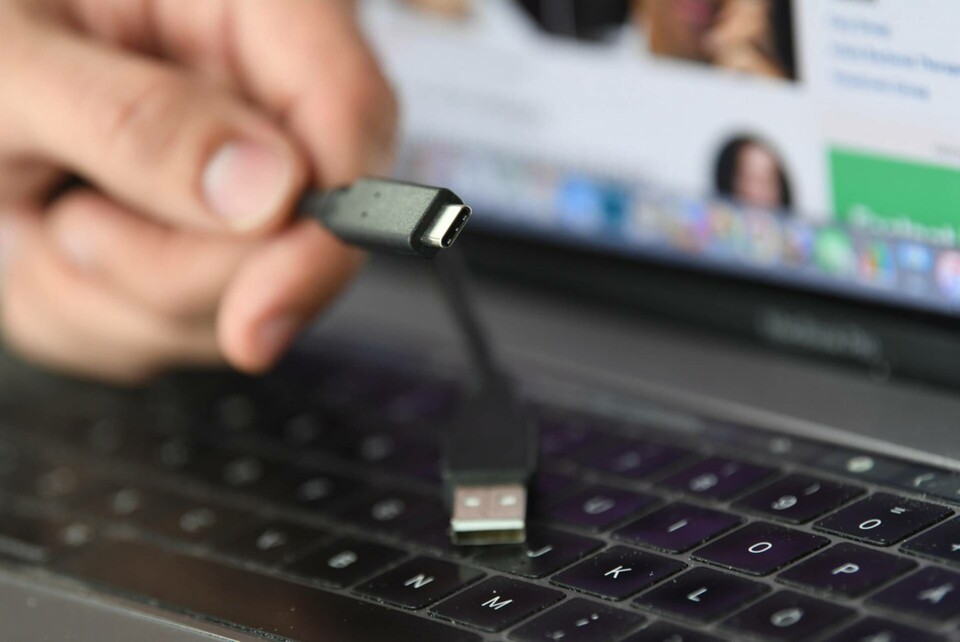 En uppgörelse har nåtts inom EU om att göra usb c-kontakter till standard för alla mobiltelefoner. Arkivfoto. Foto: Fredrik Sandberg/TT En uppgörelse har nåtts inom EU om att göra usb c-kontakter till standard för alla mobiltelefoner. Arkivfoto. Foto: Fredrik Sandberg/TT