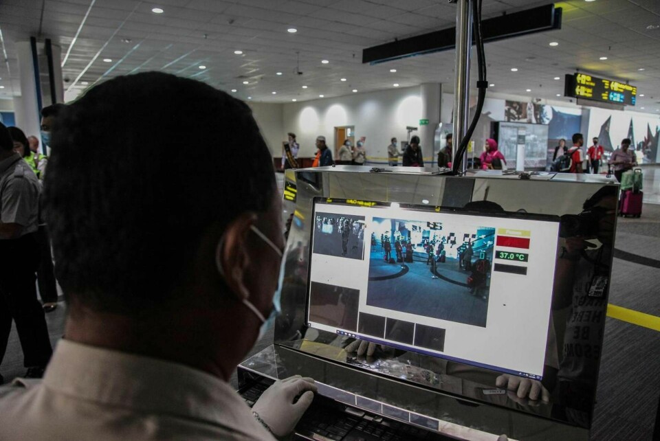 För att förhindra spridning av det nya coronaviruset får passagerare som anländer till Kualanamo International Airport i Indonesien gå igenom en värmeskanner. Foto: Albert Ivan Damanik