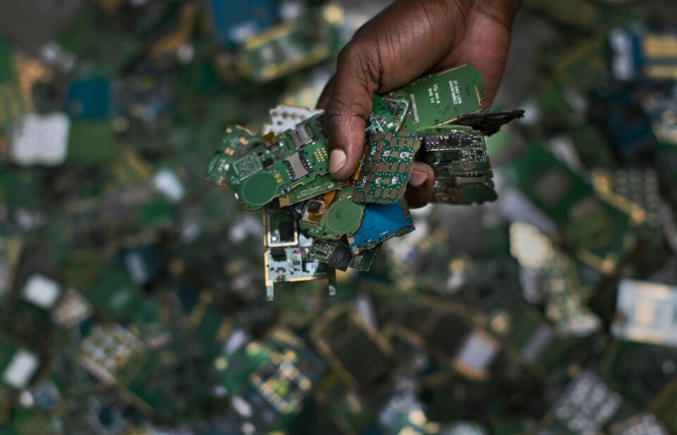 I datorer och mobiltelefoner döljer sig värdefulla metaller. Men de återvinns sällan. Arkivbild. Foto: Ben Curtis/AP/TT