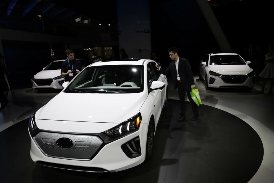 Hyndais Ioniq-modeller har tidigare gått att få även som hybrider, men från och med nästa år kommer nya modeller med enbart elmotorer. Arkivbild. Foto: Marcio Jose Sanchez/AP/TT Hyndais Ioniq-modeller har tidigare gått att få även som hybrider, men från och med nästa år kommer nya modeller med enbart elmotorer. Arkivbild. Foto: Marcio Jose Sanchez/AP/TT