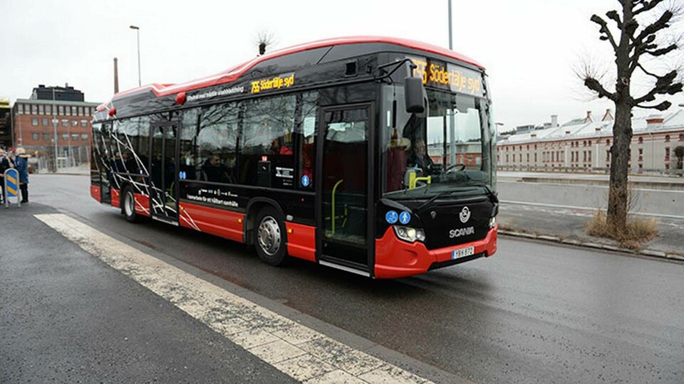 Bussen rullar i Södertälje. Foto: Tommy Harnesk
