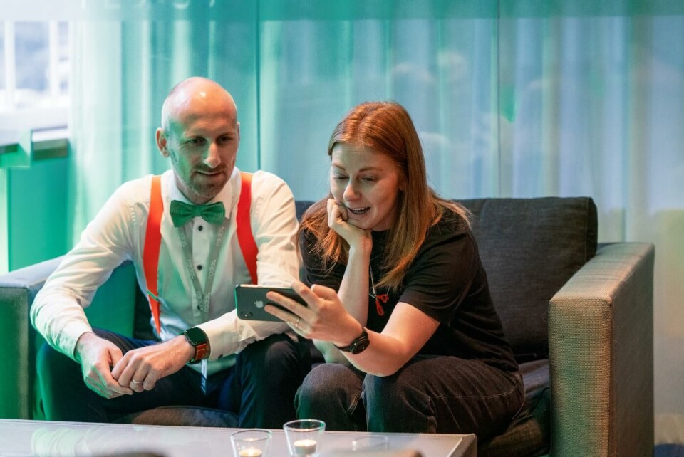 Bakom kulisserna på Radar Summit i Stockholm frågar Richard Werner, senior advisor på Radar, om inte Simone Giertz kan spela in en videohälsning till hans dotter. Hon svarar självklart ja. Foto: Tobias Ohls Bakom kulisserna på Radar Summit i Stockholm frågar Richard Werner, senior advisor på Radar, om inte Simone Giertz kan spela in en videohälsning till hans dotter. Hon svarar självklart ja. Foto: Tobias Ohls