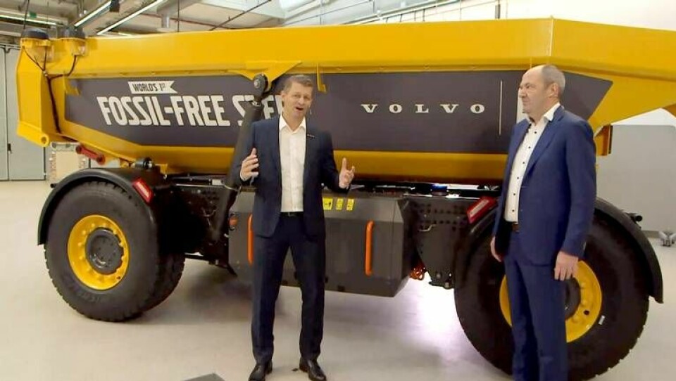 Melker Jernberg, vd för Volvo Construction Equipment, och Martin Lindqvist, vd för SSAB, framför fordonet som har tillverkats av fossilfritt stål. Foto: Skärmdump från Volvos evenemang.
