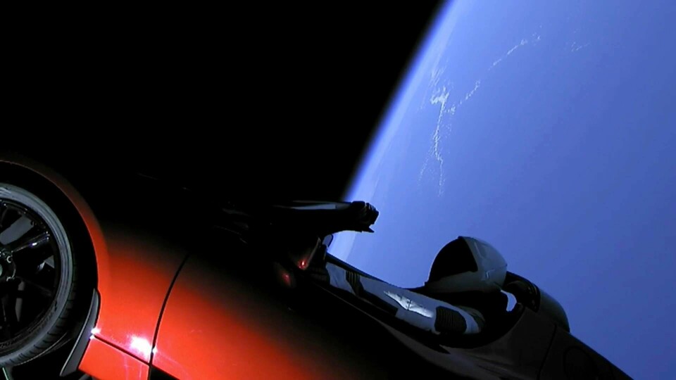 'Starman' sitter i sin Tesla som är på väg mot Mars. Foto: TT