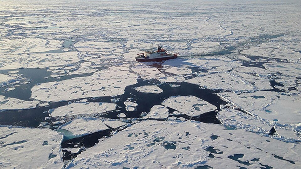Forskningsfartyget Polarstern vid Lomonossow-ryggen. Foto: Rüdiger Stein Forskningsfartyget Polarstern vid Lomonossow-ryggen. Foto: Rüdiger Stein