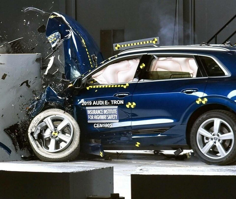 Ett toppresultat med plus i kanten för Audi E-tron i nya krocktester. Foto: IIHS Ett toppresultat med plus i kanten för Audi E-tron i nya krocktester. Foto: IIHS