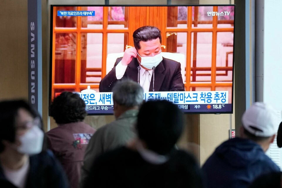Nordkoreas ledare Kim Jong-Un under en nyhetssändning i sydkoreansk tv på lördagen. Foto: Ahn Young-Joon/AP/TT