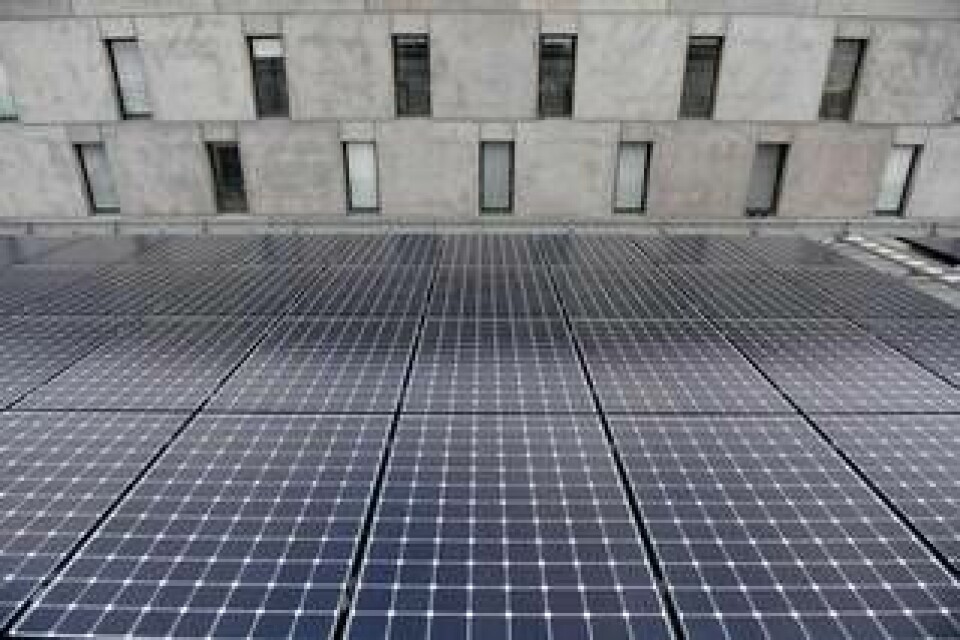 Med mindre administrativt krångel skulle fler tak kunna täckas av solceller, enligt debattören.