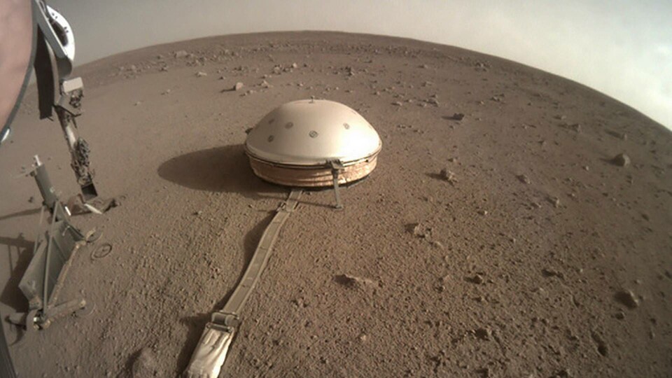 Den kupoltäckta seismometern Seis, som följde med farkosten Insight till Mars, har känt av hundratals skalv under sitt första år på planeten. Foto: Nasa Den kupoltäckta seismometern Seis, som följde med farkosten Insight till Mars, har känt av hundratals skalv under sitt första år på planeten. Foto: Nasa