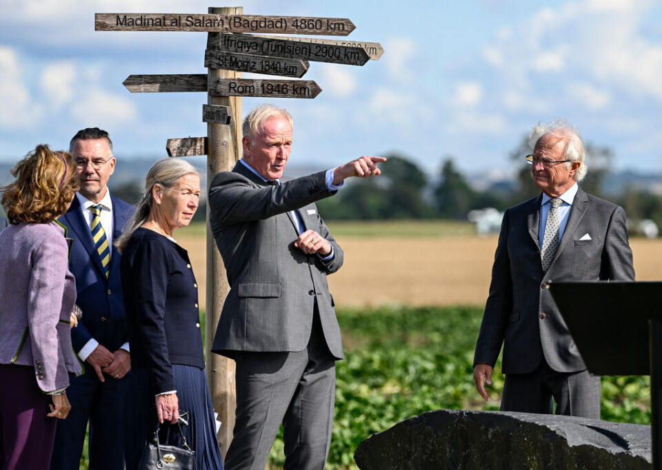 Mats Roslund, professor i historisk arkeologi (mitten) tillsammans med drottning Silvia, Lunds universitets rektor Erik Renström och landshövding Anneli Hulthén till vänster och kung Carl Gustaf till höger. Foto: Johan Nilsson/TT Mats Roslund, professor i historisk arkeologi (mitten) tillsammans med drottning Silvia, Lunds universitets rektor Erik Renström och landshövding Anneli Hulthén till vänster och kung Carl Gustaf till höger. Foto: Johan Nilsson/TT