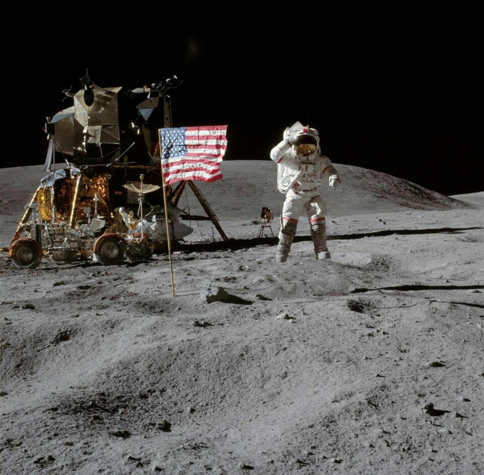 Befälhavaren på Apollo 16, John W Young, hälsar mot kameran medan han går på månen. Astronauten Charles M Duke Jr håller i kameran. Foto: Nasa