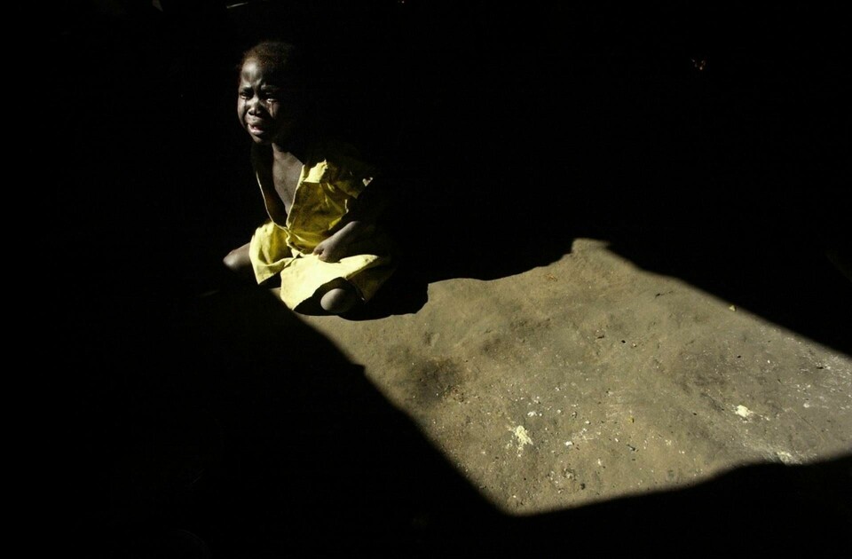 De högre temperaturerna leder till torka, med minskad jordbruksproduktion som följd. På bilden ett barn som gråter av hunger på ett sjukhus i Kuito i Angola. Foto: MARCELO HERNANDEZ/TT