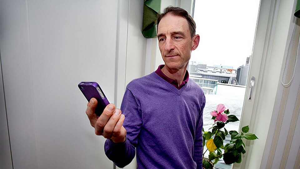 I maj förra året besökte Ny Teknik bostadsrättsföreningen Jublet i Stockholm där de flesta boende upplevde stora svårigheter att ringa med mobiltelefon. Stig Vilhelmson, ordförande i föreningen, berättade att det är bland annat det nybyggda energisparhusets tjocka betongväggar som effektivt stoppar signalen. Foto: Jörgen Appelgren I maj förra året besökte Ny Teknik bostadsrättsföreningen Jublet i Stockholm där de flesta boende upplevde stora svårigheter att ringa med mobiltelefon. Stig Vilhelmson, ordförande i föreningen, berättade att det är bland annat det nybyggda energisparhusets tjocka betongväggar som effektivt stoppar signalen. Foto: Jörgen Appelgren