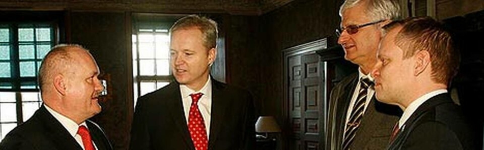 Ungerns försvarsminister Csaba Hende, svenska kollegan Sten Tolgfors, samt Gyula Keszthelyi, generaldirektör på Ungerns motsvarighet till FMV, och längst till höger samtalar Ulf Hammarström, generaldirektör på Försvarsexportmyndigheten. Foto: Scanpix Ungerns försvarsminister Csaba Hende, svenska kollegan Sten Tolgfors, samt Gyula Keszthelyi, generaldirektör på Ungerns motsvarighet till FMV, och längst till höger samtalar Ulf Hammarström, generaldirektör på Försvarsexportmyndigheten. Foto: Scanpix