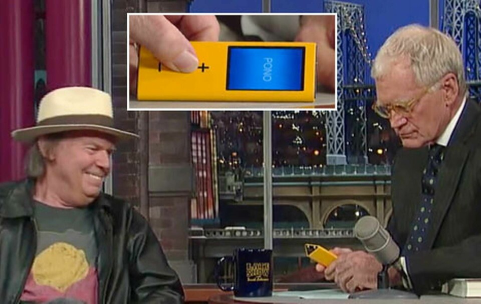 David Letterman granskar Neil Youngs nya musikspelare Pono. Foto: CBS