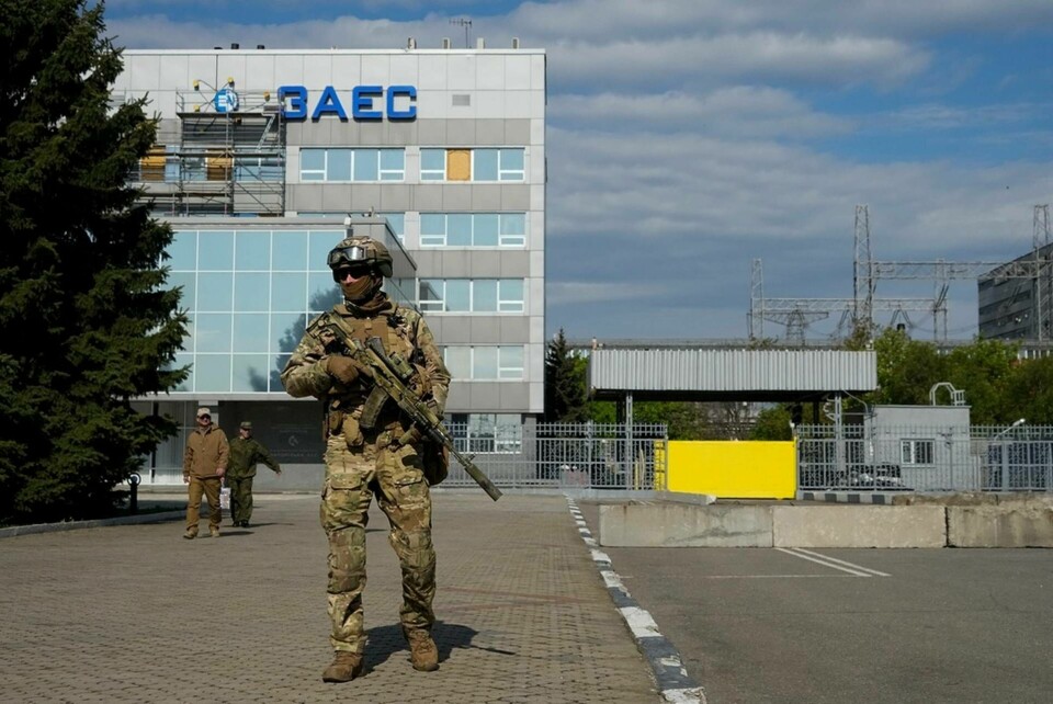 Rysk soldat på plats vid det ockuperade kärnkraftverket Zaporizjzja i sydöstra Ukraina. Bilden är tagen i maj. Foto: AP/TT