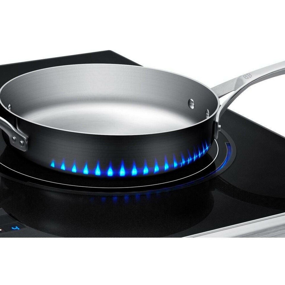 Samsung fejkar flammor på en induktionshäll med led-lampor. Foto: Samsung Samsung fejkar flammor på en induktionshäll med led-lampor. Foto: Samsung