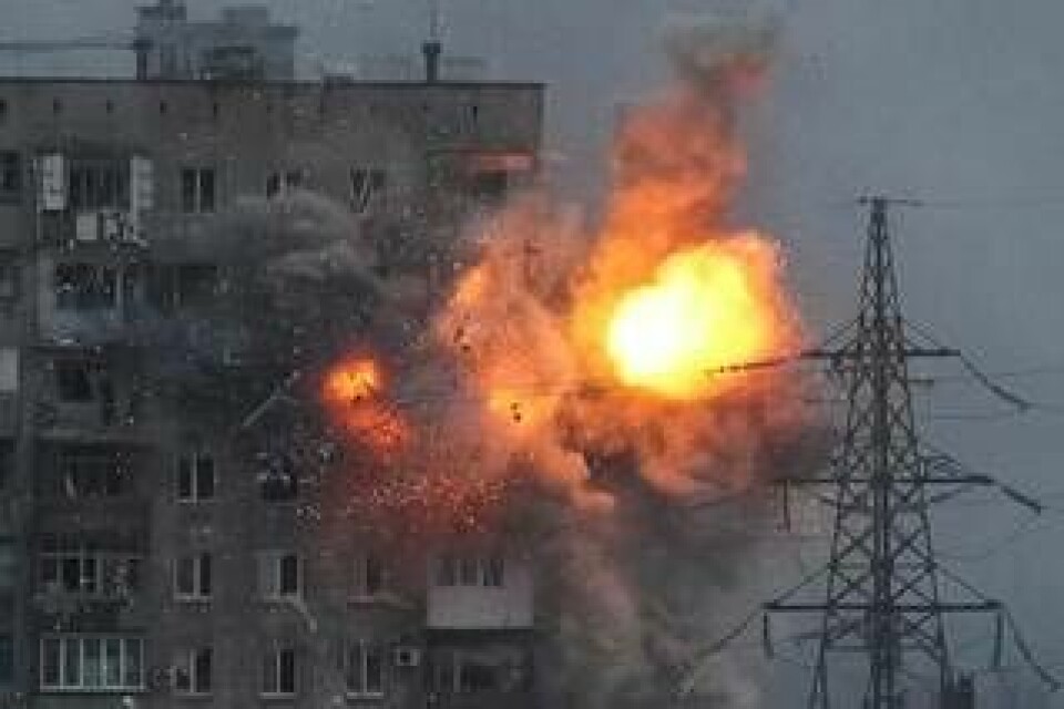 Explosion i en lägenhetsbyggnad i Mariupol som besköts av en rysk stridsvagn. Bilden togs den 11 mars. Foto: TT/Evgeniy Maloletka