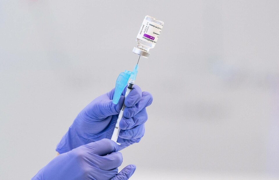 En spruta laddas med covid-19-vaccin från Astra Zeneca vid SUS vaccinationscentral i Malmö. Arkivbild. Foto: Johan Nilsson/TT En spruta laddas med covid-19-vaccin från Astra Zeneca vid SUS vaccinationscentral i Malmö. Arkivbild. Foto: Johan Nilsson/TT