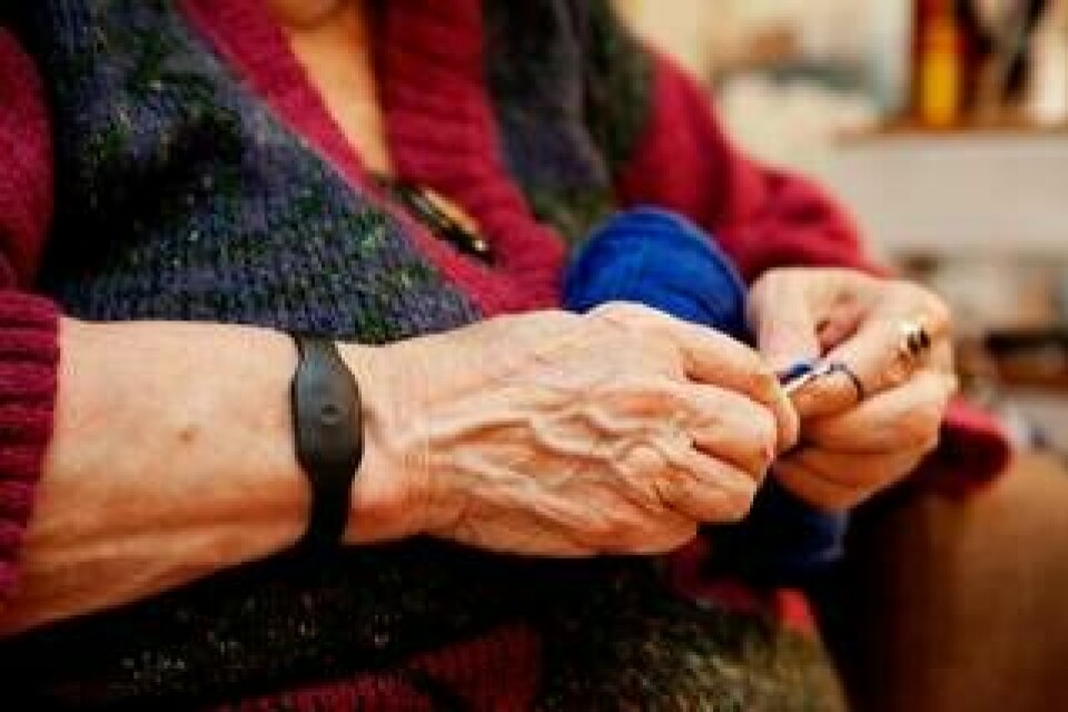 Aifloos armband är utvecklade för e-hälsosystem för äldre. De har testats bland annat på ett serviceboende i Handen. Foto: Jörgen Appelgren