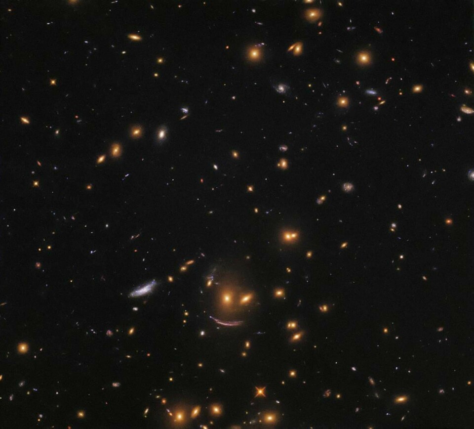 Den glada lilla galaxen fotograferad med Hubbleteleskopet i galaxklustret SDSS J0952+3434. Foto: Nasa / ESA
