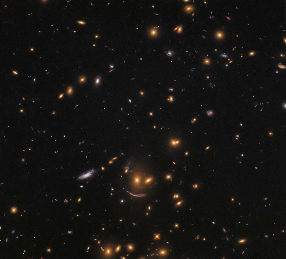 Den glada lilla galaxen fotograferad med Hubbleteleskopet i galaxklustret SDSS J0952+3434. Foto: Nasa / ESA Den glada lilla galaxen fotograferad med Hubbleteleskopet i galaxklustret SDSS J0952+3434. Foto: Nasa / ESA