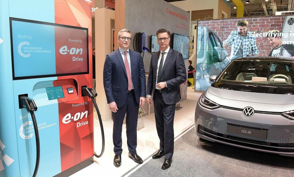 Karsten Wildberger, Eon, och Thomas Schmall, Volkswagen vid lanseringern av den nya laddstationen. Foto: Joerg Mettlach / Volkswagen Karsten Wildberger, Eon, och Thomas Schmall, Volkswagen vid lanseringern av den nya laddstationen. Foto: Joerg Mettlach / Volkswagen
