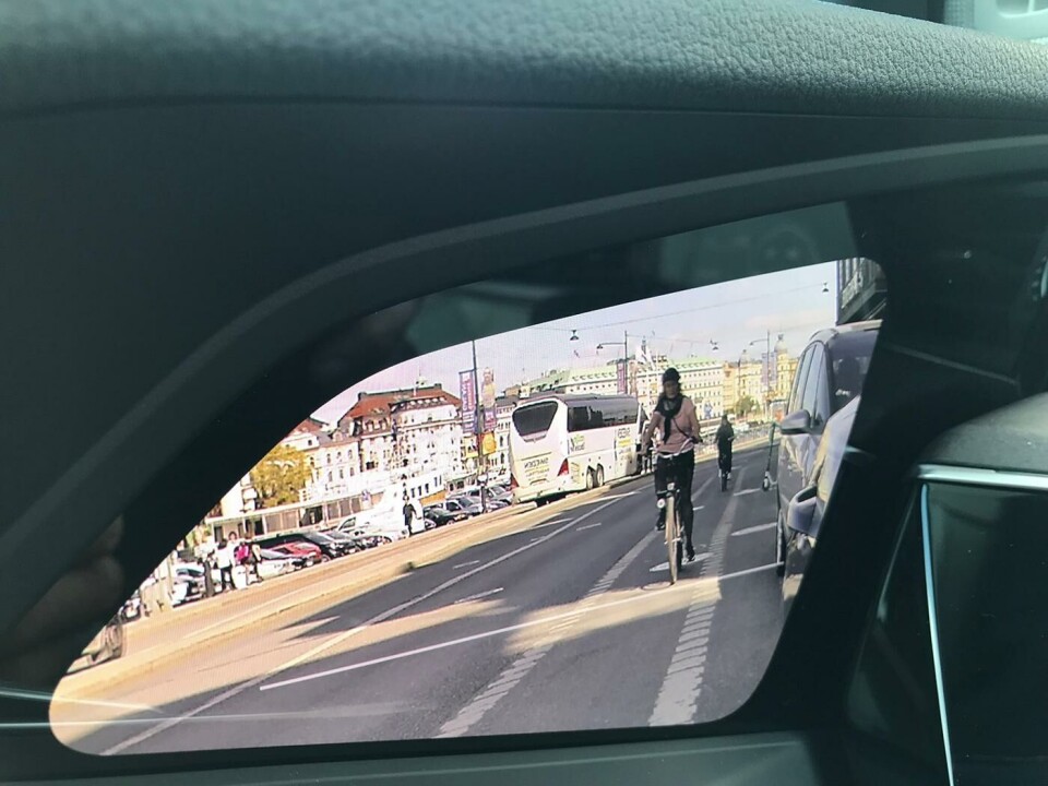 Backspegeln, som är en skärm i dörren. Obs tillval. Bilen säljs också med vanliga backspeglar. Foto: Felix Björklund Backspegeln, som är en skärm i dörren. Obs tillval. Bilen säljs också med vanliga backspeglar. Foto: Felix Björklund