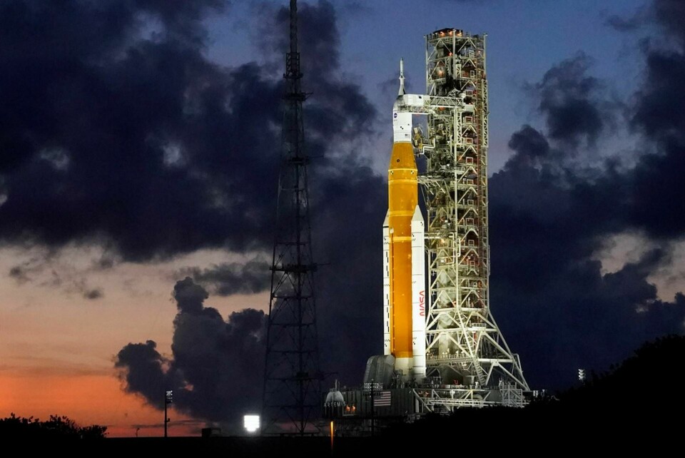 Nasas Artemisraket med rymdfarkosten Orion på uppskjutningsrampen i slutet av juni. I Den 29 augusti är det dags för avfärd, enligt planen. Foto: John Raoux/AP/TT