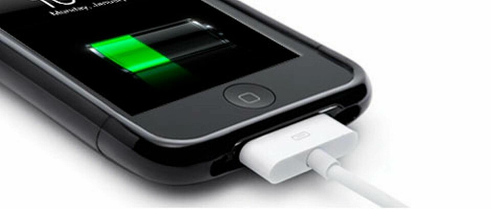 Utan att användaren märker något kan skadliga program installeras i en Iphone via batteriladdaren.