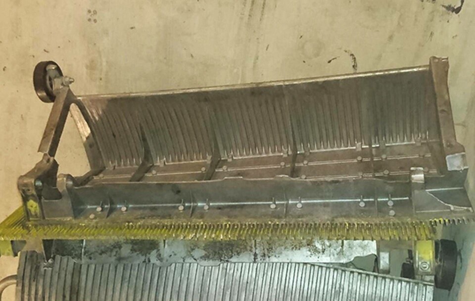 Steget som brast i rulltrappan vid Flemingsbergs station. Här ligger steget upp och ner. Till vänster syns hjulinfästningen som har gått av. Foto: Huddinge kommun Steget som brast i rulltrappan vid Flemingsbergs station. Här ligger steget upp och ner. Till vänster syns hjulinfästningen som har gått av. Foto: Huddinge kommun
