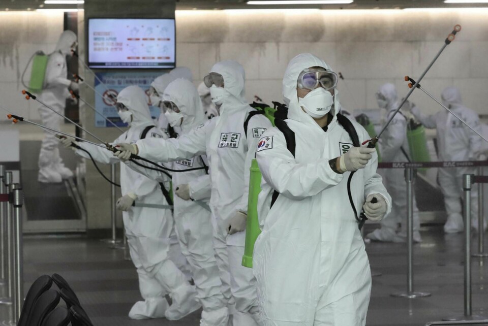 Sydkoreanska soldater desinficerar flygplatsen i Daegu för att hindra spridningen av coronaviruset. Foto: Kim Joo-sung/AP/TT
