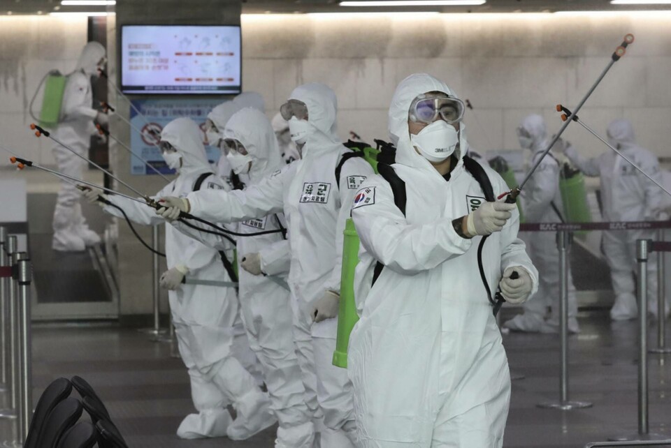 Sydkoreanska soldater desinficerar flygplatsen i Daegu för att hindra spridningen av coronaviruset. Foto: Kim Joo-sung/AP/TT Sydkoreanska soldater desinficerar flygplatsen i Daegu för att hindra spridningen av coronaviruset. Foto: Kim Joo-sung/AP/TT