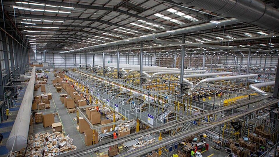 Bild från ett Amazon-lager i Storbritannien. Foto: TT Bild från ett Amazon-lager i Storbritannien. Foto: TT