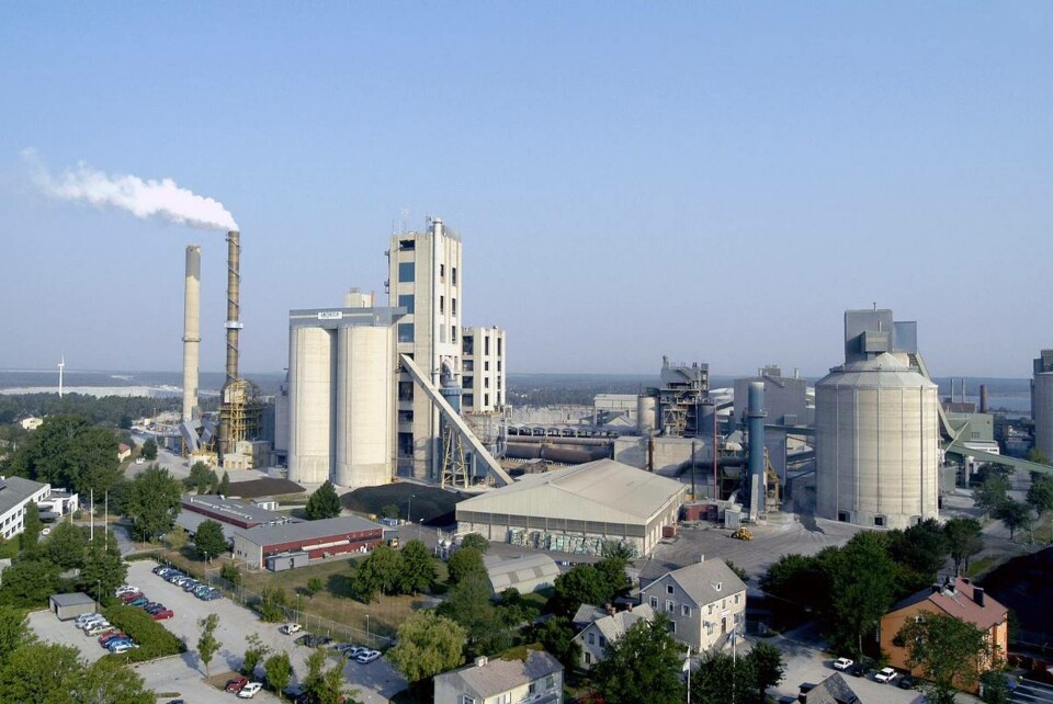 Cementas fabrik i Slite på Gotland släppte förra året ut 1,7 miljoner ton koldioxid. Ett nytt projekt ska sänka siffran.Arvid Stjernberg.Mikael Nordlander. Cementas fabrik i Slite på Gotland släppte förra året ut 1,7 miljoner ton koldioxid. Ett nytt projekt ska sänka siffran.Arvid Stjernberg.Mikael Nordlander.