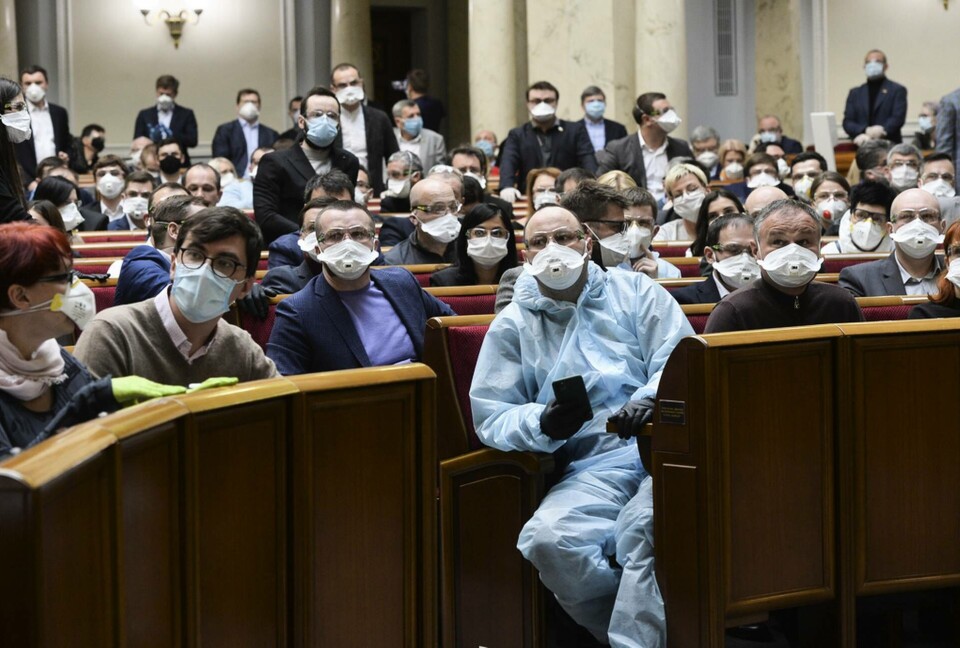 Parlamentsledamöter med munskydd under en extrainsatt session i Kiev i måndags. Foto: AP/TT Parlamentsledamöter med munskydd under en extrainsatt session i Kiev i måndags. Foto: AP/TT