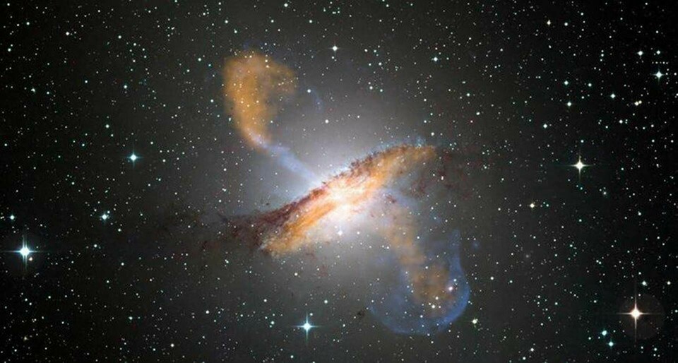 En teori om den första kända källan till upprepade radioblixtar, FRB 121102, var att radioblixtarna hade skapats nära ett supermassivt svart hål som slukade gas i sin omgivning. Foto: WFI/ESO