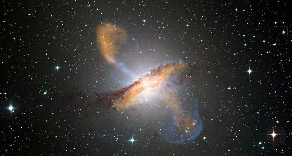 En teori om den första kända källan till upprepade radioblixtar, FRB 121102, var att radioblixtarna hade skapats nära ett supermassivt svart hål som slukade gas i sin omgivning. Foto: WFI/ESO En teori om den första kända källan till upprepade radioblixtar, FRB 121102, var att radioblixtarna hade skapats nära ett supermassivt svart hål som slukade gas i sin omgivning. Foto: WFI/ESO