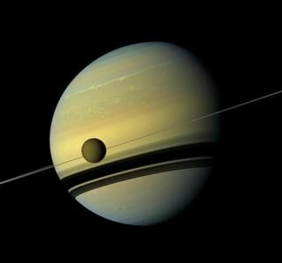 Saturnus med månen Titan. Foto: Nasa