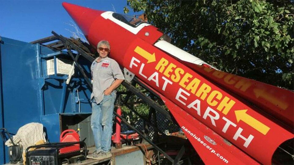 Mike Hughes ska bevisa att jorden är platt. Genom att skicka upp sig själv med en hemmagjord raket. Foto: Waldo Stakes/Mad Mike Hughes