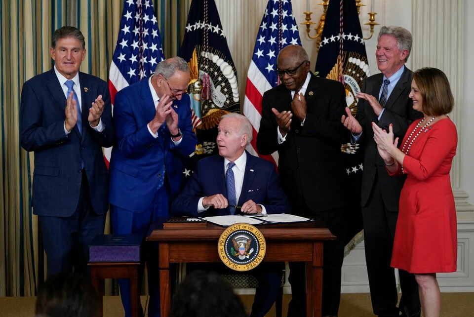 Joe Biden undertecknar lagen i Vita huset. Foto: Susan Walsh/AP/TT