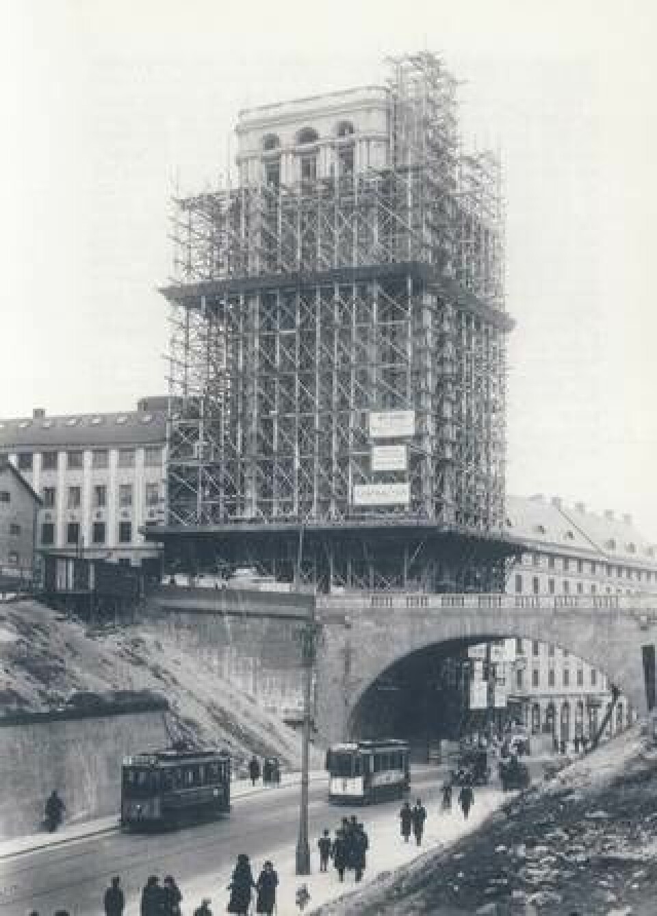 Norra Kungstornet byggs 1925.