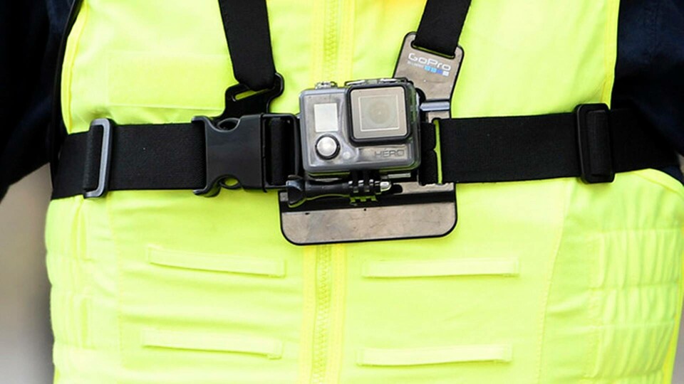 Beskuren bild av polis med GoPro kamera från demonstration. Foto: Maja Suslin / TT Beskuren bild av polis med GoPro kamera från demonstration. Foto: Maja Suslin / TT