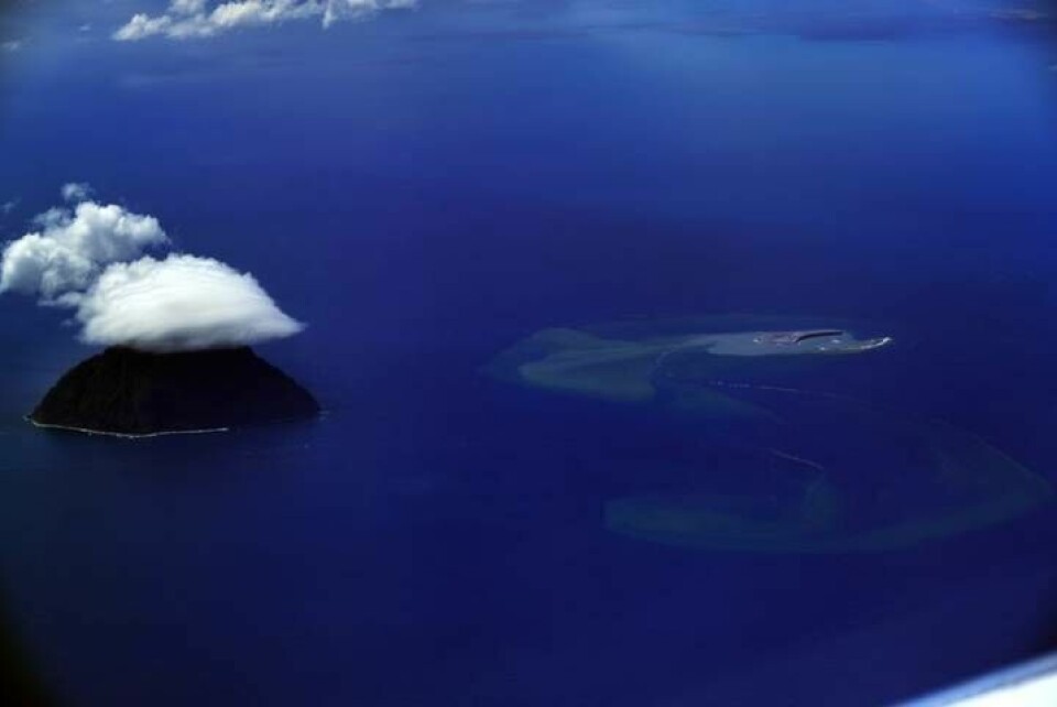 Den nybildade ön syns till höger. Foto: Japans kustbevakning