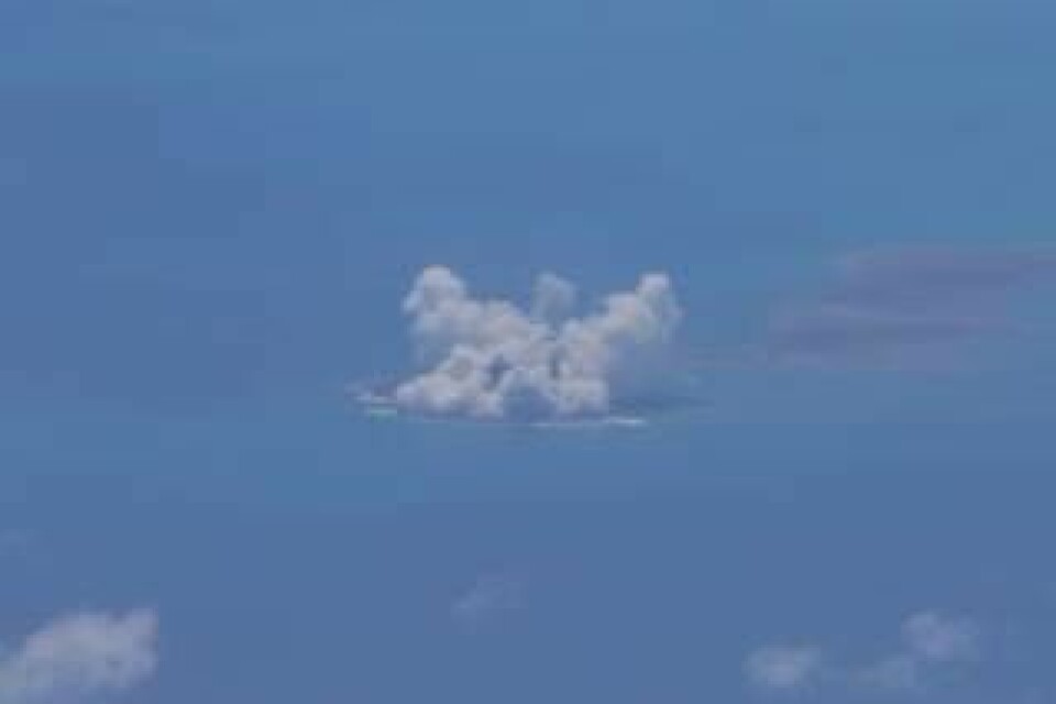Rök från vulkanutbrottet. Foto: Japans kustbevakning